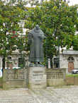 Памятник португальскому и французскому врачу и философу Франциску Санчесу (Francisco Sanches)