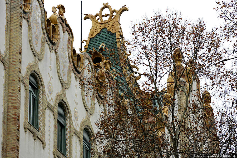 Здание Почтово-Сберегательного банка. Сейчас — Венгерский Национальный банк. Архитектор Эдён Лехнер. 1899-1902 г.г. Самая красивая его часть — черепичная ярко-зелёная крыша. Жаль, что её почти невозможно рассмотреть. Будапешт, Венгрия