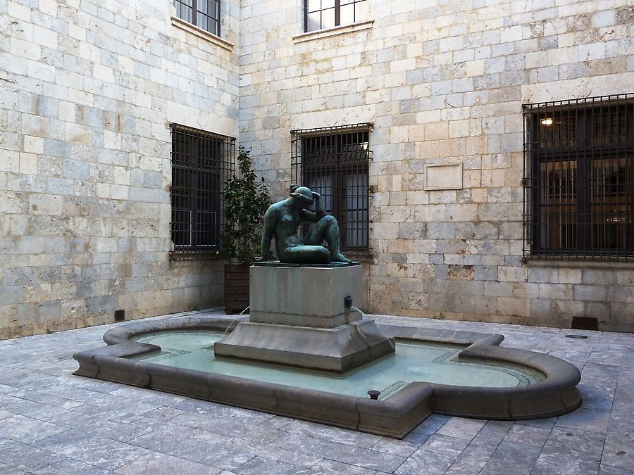 Сидящая Венера во дворе Муниципалитета Сидящая Венера во дворе Муниципалитета