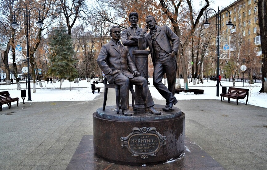 Памятник братьям Никитиным Саратов, Россия