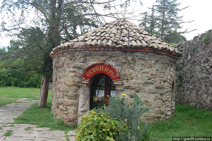 Вид лавки снаружи Пицунда, Абхазия