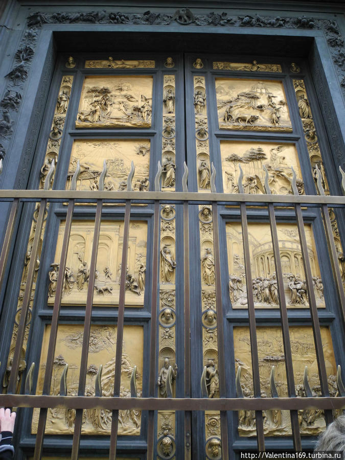 Двери баптистерия, названные Микеланджело  «Вратами рая».  Копии этих ворот  находятся в Питере,  в Казанском соборе Италия
