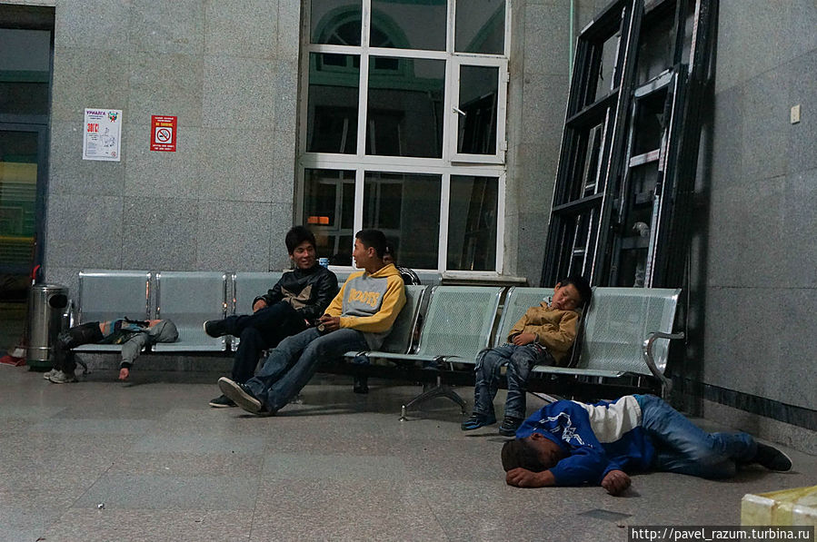 Монгольский провинциальный вокзал в городе Сайшанд, ночь. Обратите внимание на позу, в которой спит ребёнок слева на кадре. И так он спал несколько часов к ряду! =) Сайншанд, Монголия
