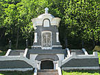 Памятник Часовня.
У подножия Никольской сопки, в глубине сквера стоит каменный памятник Часовня, установленный в 1912 году на братской могиле погибших во время нападения англо-французской эскадры в 1854 году.