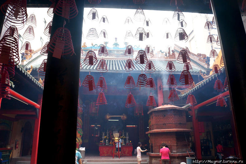 Дворик  китайского  храма. Куала-Лумпур, Малайзия