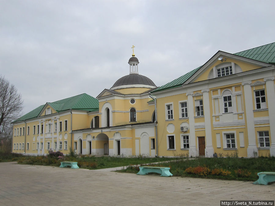 Надвратная церковь с настоятельским и трапезными корпусами Тверь, Россия Надвратная церковь с настоятельским и трапезными корпусами Тверь, Россия