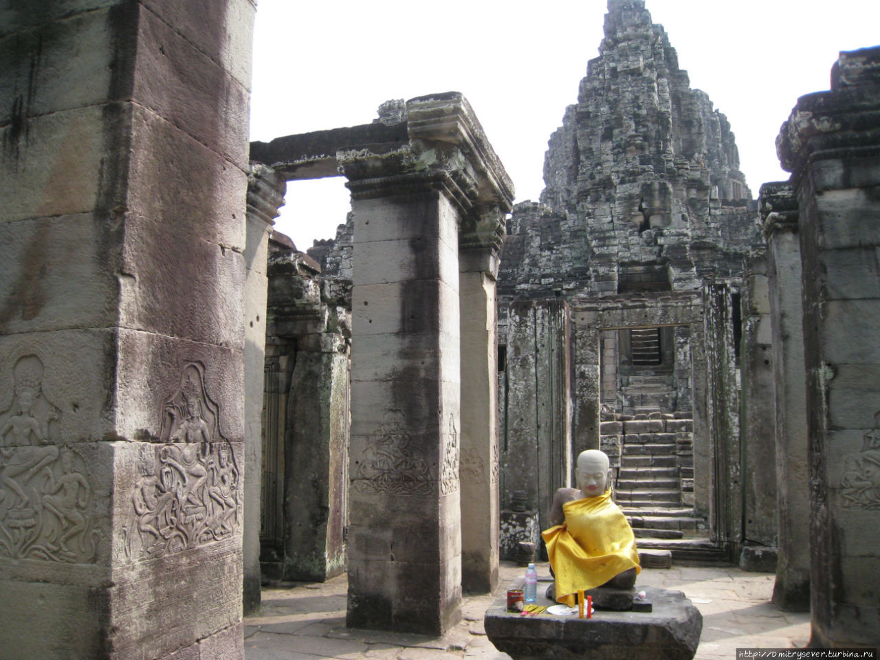 К статуям относятся очень уважительно Ангкор (столица государства кхмеров), Камбоджа