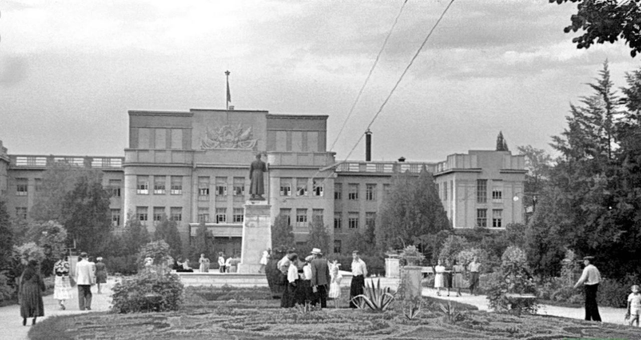 Памятник И.В.Сталину пере