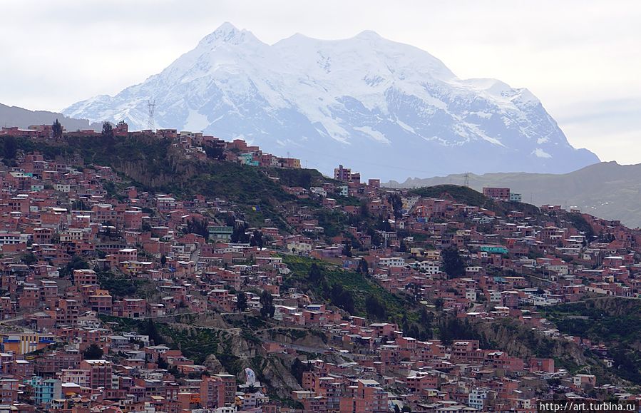 Сверху на город смотрит гора Illimani. Ла-Пас, Боливия
