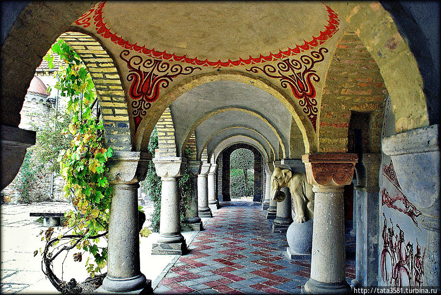 Над входом во внутренние помещения начертана надпись: «Любовь есть Бог, Бог есть Любовь». Над входом во внутренние помещения начертана надпись: «Любовь есть Бог, Бог есть Любовь».