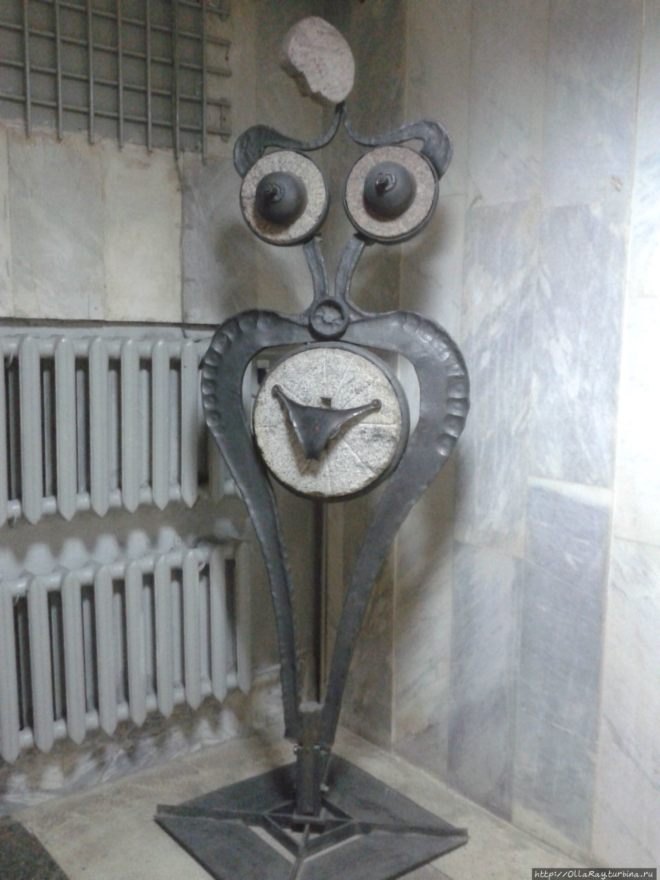 А вот эта забавная скульптура...ну просто забавная. Обнаружилась она в Витебском областном краеведческом музее, неподалёку от туалетной комнаты. Витебск, Беларусь