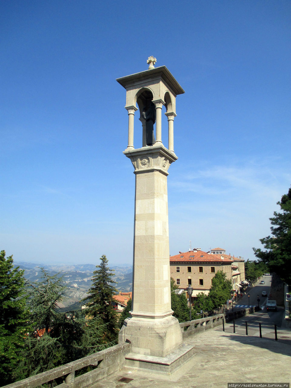 Колонна с балдахином, где находится скульптура Св.Квирина — покровителя Сан Марино. Она находится перед церковью капуцинов XYI века.
