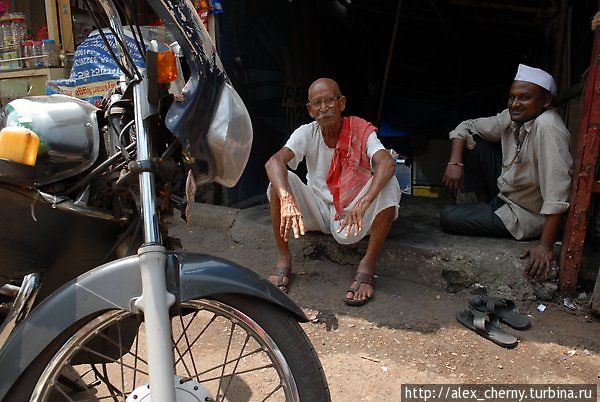 Велосипед, мопед, маленькая машинка такси — самые распространенные средства передвижения, люди живут буквально рядом с ними.... Мумбаи, Индия