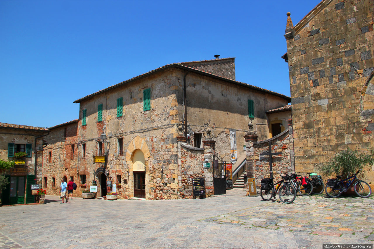 Город-крепость Монтериджони Монтериджони, Италия