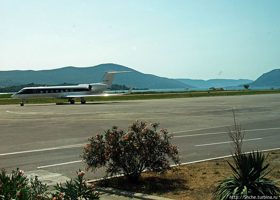 залив Адриатического моря видно даже в аэропорту Тиват Черногория