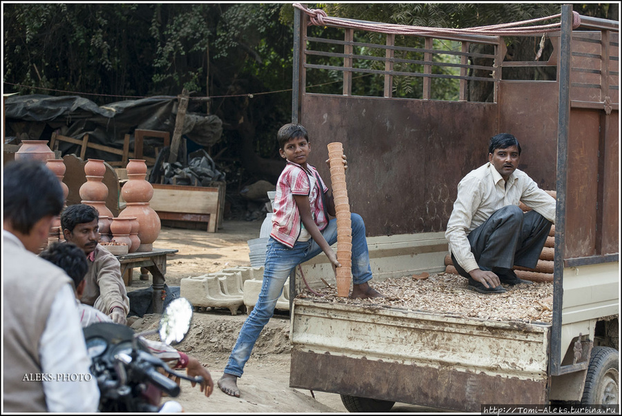 Так вот штабелями укладывают гончарные изделия люди, работающие на боса (см фото ниже). И вот она — эксплуатация детского труда. Дети часто помогают родителям в любом виде труда. за это им дают еду и часто — кров. Вот такая индийская логика... Агра, Индия