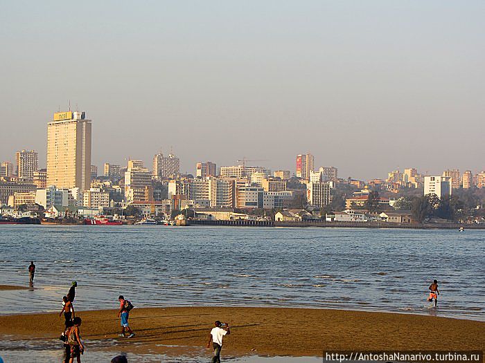 Вид на центр Мапуту с пляжа Катембе Вид на центр Мапуту с пляжа Катембе
