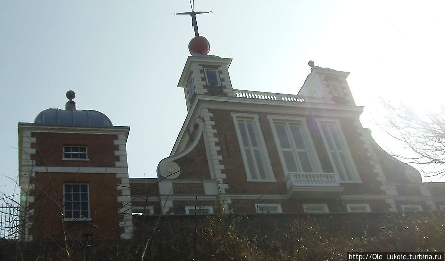 Flamsteed House (Дом Флемстида). На башне – красный «Шар времени», который поднимается в 23.58, а в 13.00  падает. Он появился на башне в 1833 году, чтобы стоящие на Темзе суда могли проверять по нему свои часы Гринвич, Великобритания