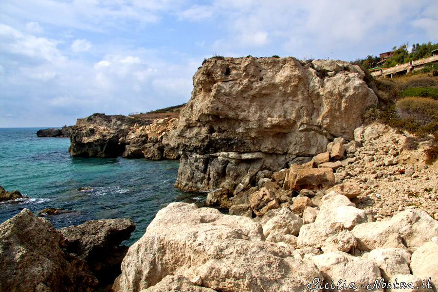 Скалистый берег, похожий на Сиракузы Сицилия, Италия