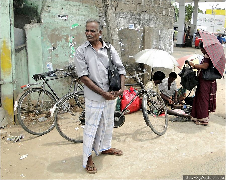 Внешний облик ланкийского мужчины скромный и без особых излишеств, если не считать излишеством юбку-саронг. Чем он занимается по жизни, определить сложно, но явно не на государственной службе... Внешний облик ланкийского мужчины скромный и без особых излишеств, если не считать излишеством юбку-саронг. Чем он занимается по жизни, определить сложно, но явно не на государственной службе...