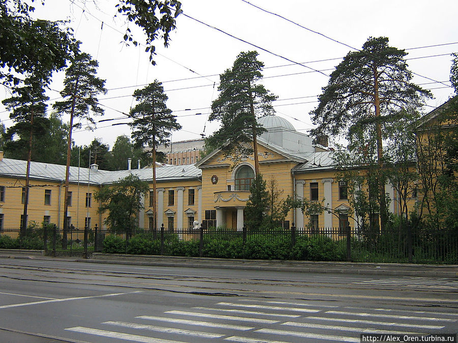 Физико-технический институт основан в 1918 замечательным учёным-физиком А.Ф.Иоффе, имя которого он носит теперь. В институте работал И.В.Курчатов. А здание (Политехническая, 26) построено для Дворянской Богадельни незадолго до революции. Физико-технический институт основан в 1918 замечательным учёным-физиком А.Ф.Иоффе, имя которого он носит теперь. В институте работал И.В.Курчатов. А здание (Политехническая, 26) построено для Дворянской Богадельни незадолго до революции.