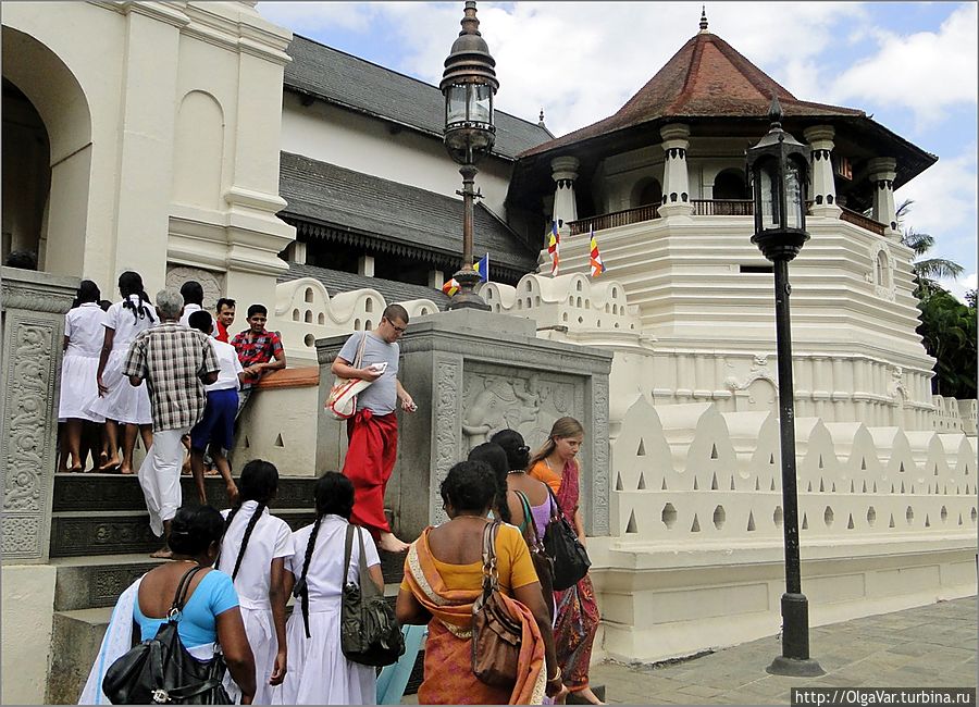 *Нельзя сказать, что столпотворение, но очередь в храм никогда не иссякает... Канди, Шри-Ланка