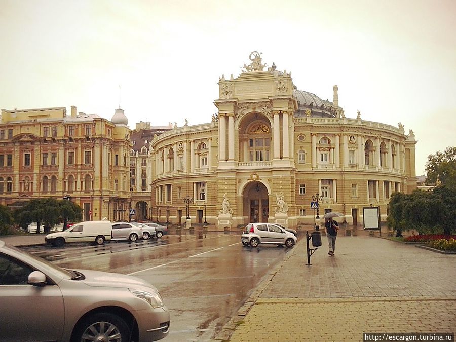 Одесский оперный театр считается одним из самых красивых зданий Европы и является одной из главных достопримечательностей Одессы.
Театральная жизнь Одессы началась с первых дней существования города. Театр оперы и балета по праву можно назвать старейшиной среди целого ряда его культурных учреждений. Одесса добилась права строить театр в 1804 году, а в 1809 году он был уже построен. 10 февраля 1810 года состоялось первое представление. Но, к сожалению, в 1873 году старый театр сгорел.
Прошло почти одиннадцать лет с момента пожара до закладки первого камня в основание здания нового театра. А открытие театра состоялось 1 октября 1887 года. Здание Одесского театра исполнено в стиле венского «барокко», который был основным в европейском искусстве с конца XVI и до середины XVIII века.
Из-за своих размеров здание постоянно проседает в мягкий одесский грунт. Поэтому одесский оперный театр пережил несколько реставраций, последняя из которых длилась 11 лет (с 1996 по 2007 год). Одесский оперный театр считается одним из самых красивых зданий Европы и является одной из главных достопримечательностей Одессы.
Театральная жизнь Одессы началась с первых дней существования города. Театр оперы и балета по праву можно назвать старейшиной среди целого ряда его культурных учреждений. Одесса добилась права строить театр в 1804 году, а в 1809 году он был уже построен. 10 февраля 1810 года состоялось первое представление. Но, к сожалению, в 1873 году старый театр сгорел.
Прошло почти одиннадцать лет с момента пожара до закладки первого камня в основание здания нового театра. А открытие театра состоялось 1 октября 1887 года. Здание Одесского театра исполнено в стиле венского «барокко», который был основным в европейском искусстве с конца XVI и до середины XVIII века.
Из-за своих размеров здание постоянно проседает в мягкий одесский грунт. Поэтому одесский оперный театр пережил несколько реставраций, последняя из которых длилась 11 лет (с 1996 по 2007 год).