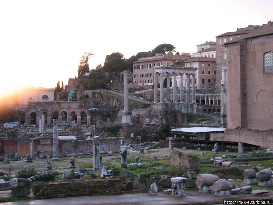 На дальнем плане колонны храма Сатурна Рим, Италия