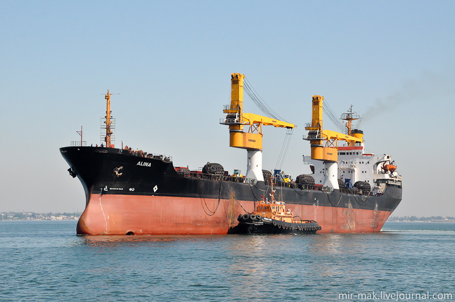 А вот и «улов» вышеупомянутого буксира «Новатор» – грузовой балкер «Алина», построенный в 1977 году и сейчас ходящий под украинским флагом. А вот и «улов» вышеупомянутого буксира «Новатор» – грузовой балкер «Алина», построенный в 1977 году и сейчас ходящий под украинским флагом.