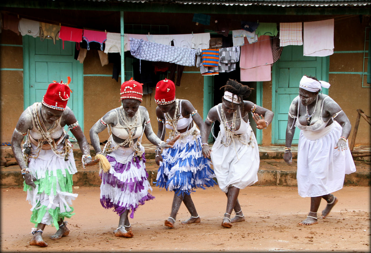 Хранители равновесия или ритуальный танец Komian Область Моен-Комоэ, Кот-д'Ивуар