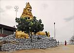Рядом с храмом Конешварам сидит огромное божество с чертами индуса, в позе Будды с полумесяцем на голове и с трезубцем. Даже боюсь предположить, кто это может быть...