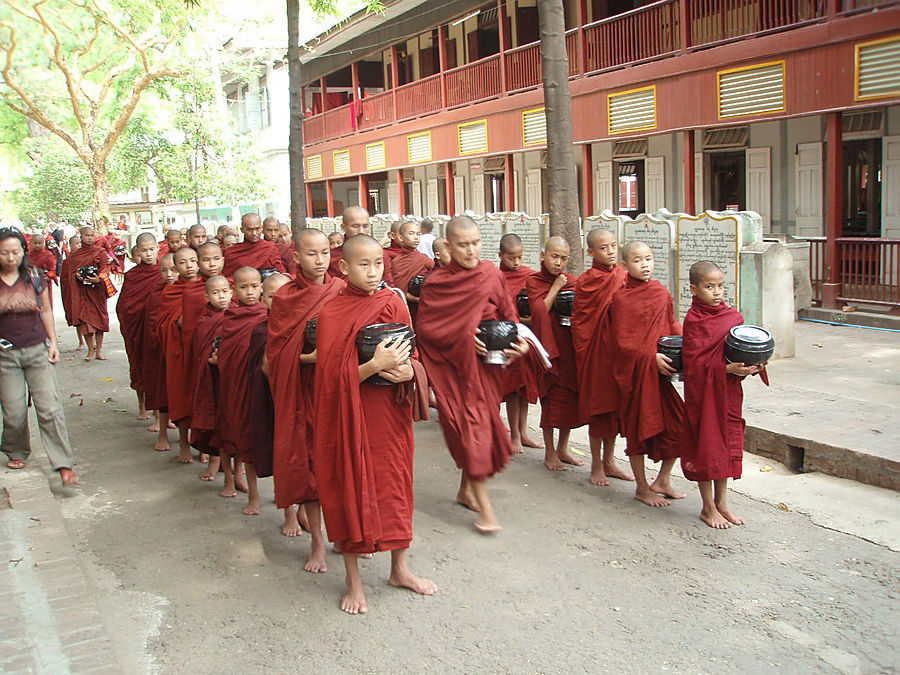 Ритуал кормления монахов Амарапура, Мьянма