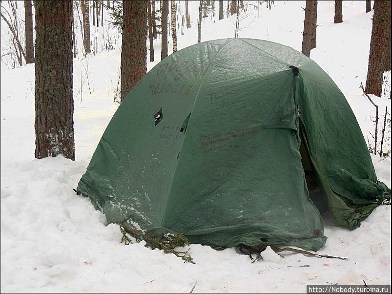 ...а мы, как самые ленивые (и приехавшие ночью) просто поставили палатку на снег))