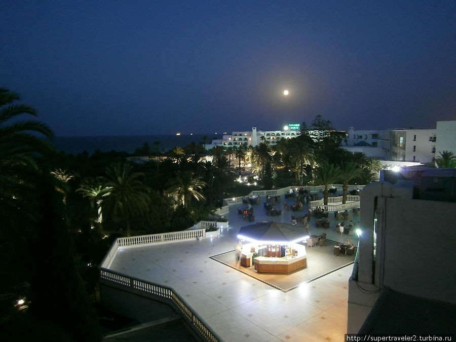 Ночной вид из номера отеля в пляжной зоне Сусс, Тунис