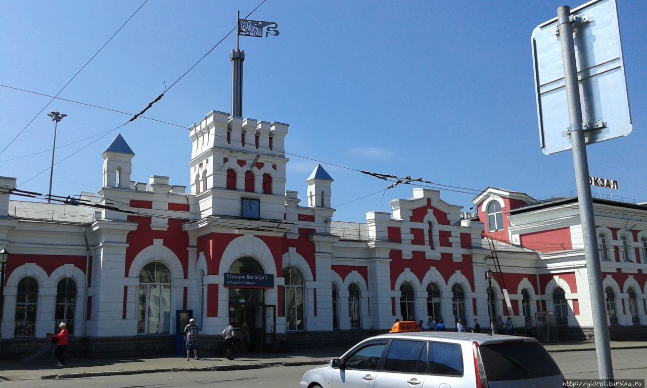 Вологодский вокзал действительно старинный. Вологда, Россия