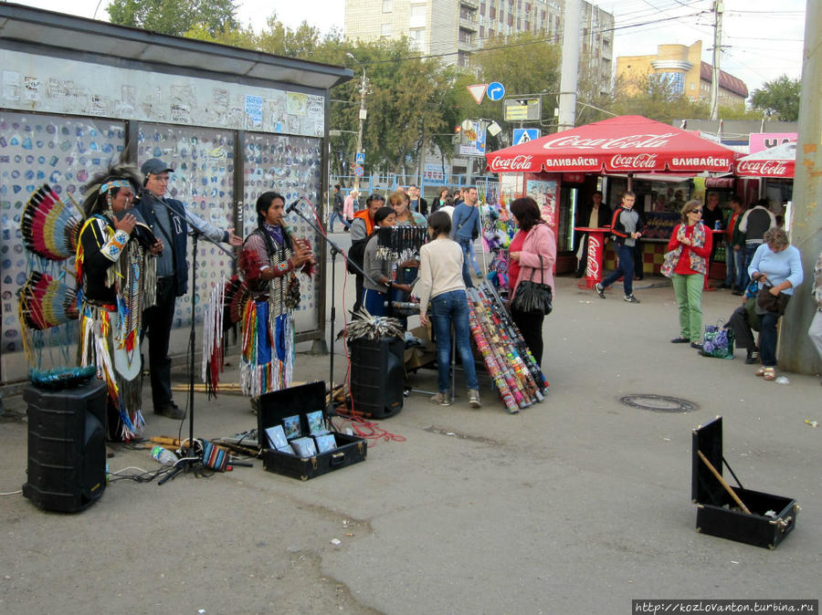 Последнее время культурную программу на рынке разнообразят выступления заграничных музыкантов из Латинской Америки.