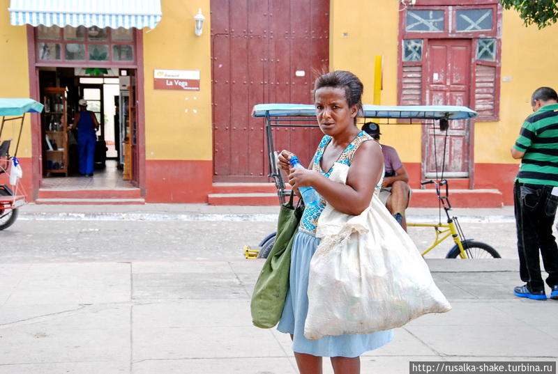 Красивая женщина радует мужской взгляд, некрасивая — женский. Тринидад, Куба