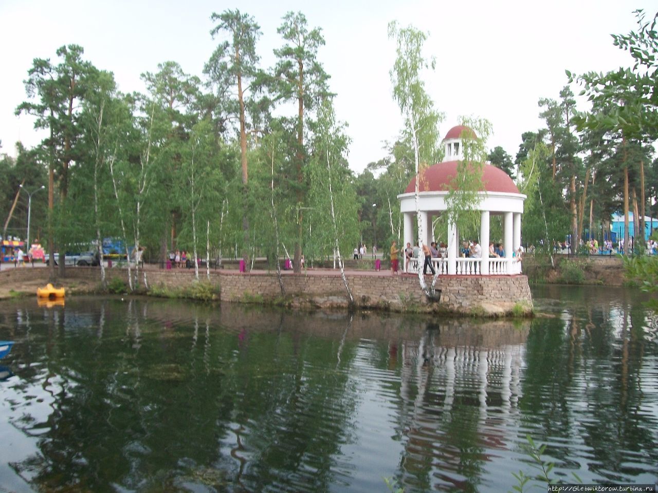 Хороший парк с озером, скульптурами и детской ж/д