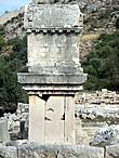 Монумент нереид.  Пятый век до н. э., украшен настенной пластикой и выполнен в форме стоящего на высокой подошве ионического храма.