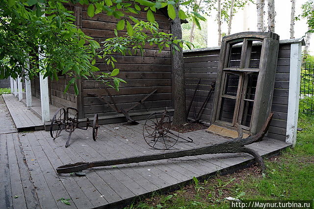 Нехитрые орудия седьскохозяйственного производства. И даже очень старый морской якорь. Южно-Сахалинск, Россия Нехитрые орудия седьскохозяйственного производства. И даже очень старый морской якорь. Южно-Сахалинск, Россия