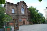 Здание бывшей женской гимназии.