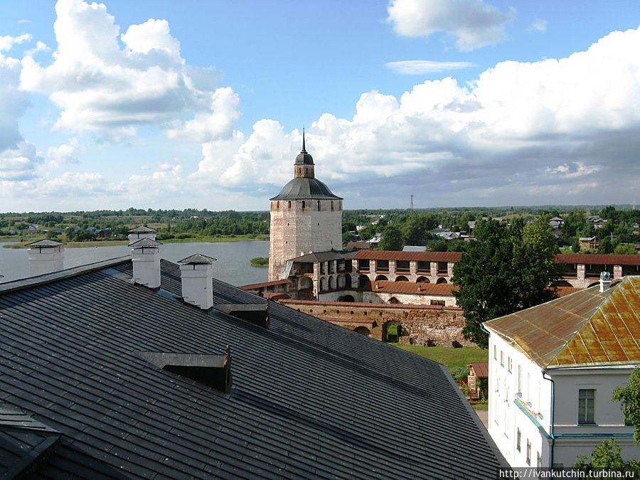 Крыши монастырских построек Кириллов, Россия