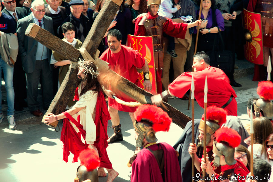 Актёр, изображающий Христа, несёт на себе настоящий тяжёлый деревянный крест — вес его более 50 килограммов. И бьют его плетьми почти по-настоящему. Чанчана, Италия