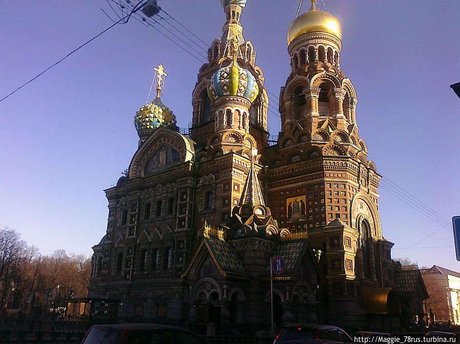 Собо́р Воскресе́ния Христо́ва на Крови́ или Храм Спа́са-на-Крови́ — православный мемориальный однопрестольный храм во имя Воскресения Христова; сооружён в память того, что на этом месте 1 марта 1881 года в результате покушения был смертельно ранен император Александр II (выражение на крови указывает на кровь царя) Собо́р Воскресе́ния Христо́ва на Крови́ или Храм Спа́са-на-Крови́ — православный мемориальный однопрестольный храм во имя Воскресения Христова; сооружён в память того, что на этом месте 1 марта 1881 года в результате покушения был смертельно ранен император Александр II (выражение на крови указывает на кровь царя)