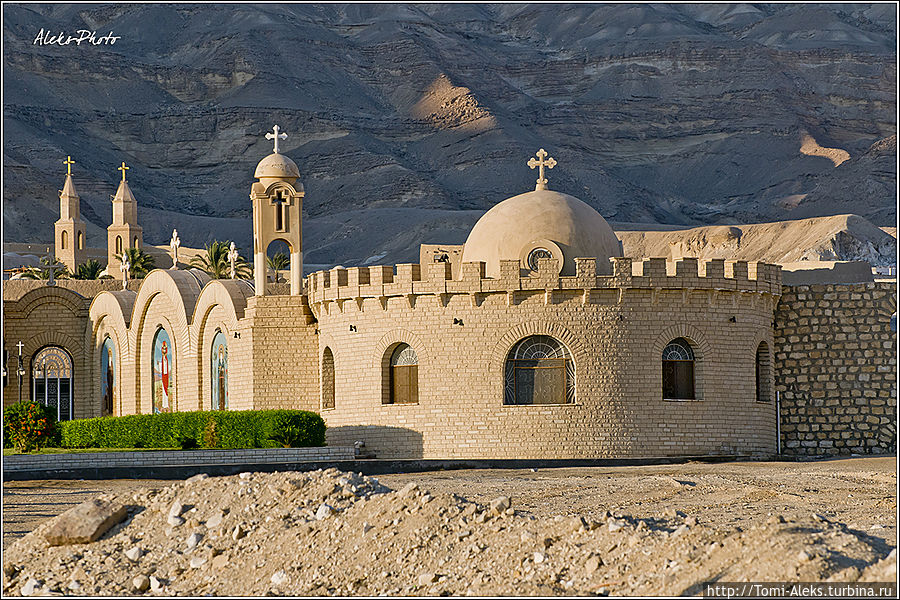 На всех башнях — своеобразные коптские кресты...
* Египет