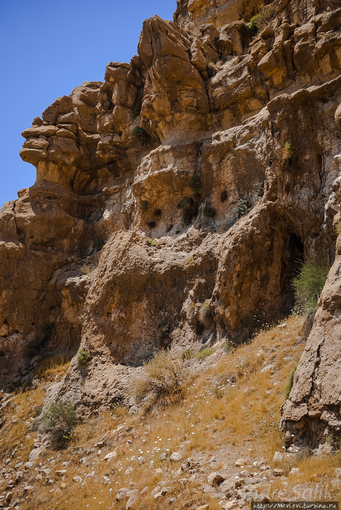 Древний зороастрийский храм на вершине высокой горы . Шираз, Иран