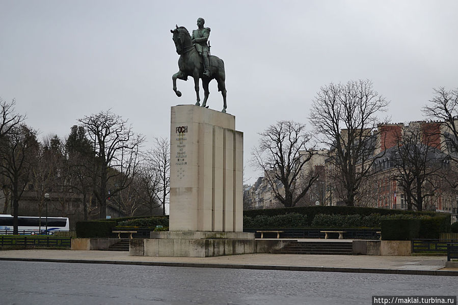 Памятник Ф. Фошу. Париж, Франция
