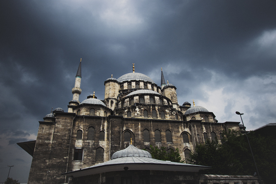В один из дней погода порадовала нас ливнем! Интересно было наблюдать, как все вокруг изменилось во время дождя, и как реагировали люди:) Стамбул, Турция