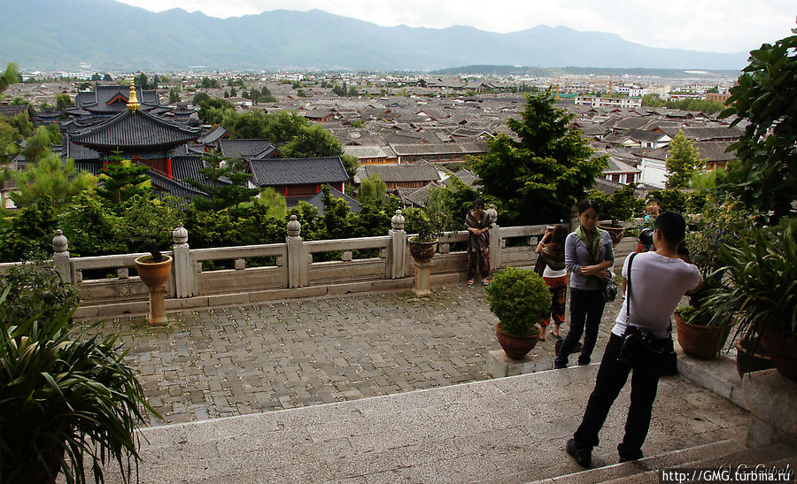 Мы поднимаемся на Львиную гору и осматриваем окрестности. Лицзян, Китай Мы поднимаемся на Львиную гору и осматриваем окрестности. Лицзян, Китай