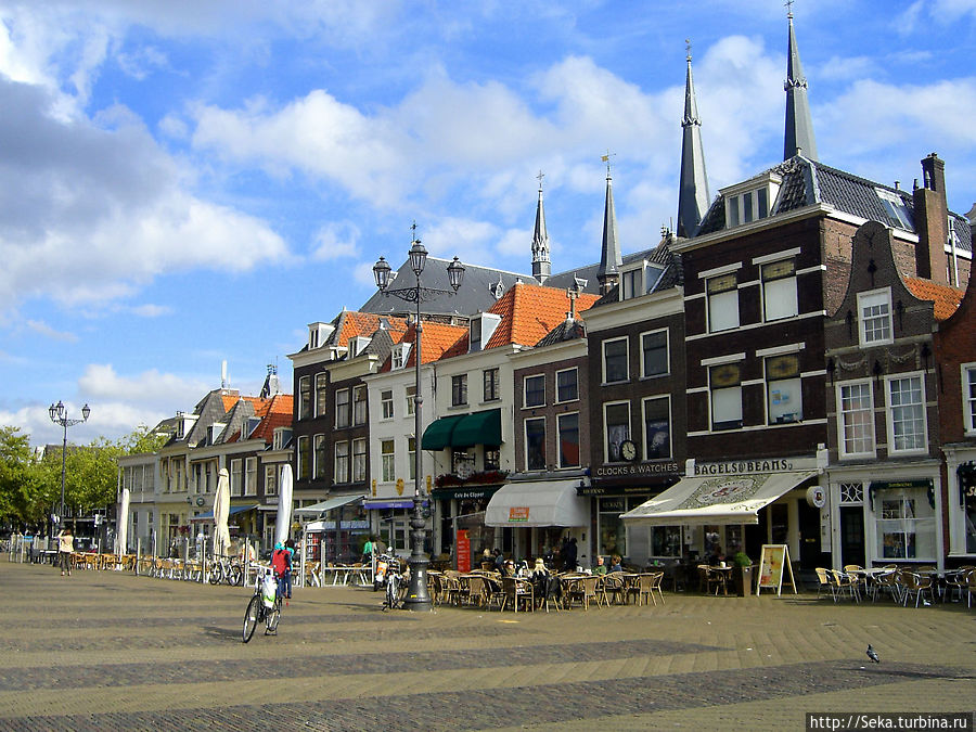 На Рыночной площади. На заднем плане шпили церкви Марии Йессе (Maria van Jessekerk) Делфт, Нидерланды
